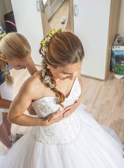 Fotografie: svatební úpravy vlasů a šatů